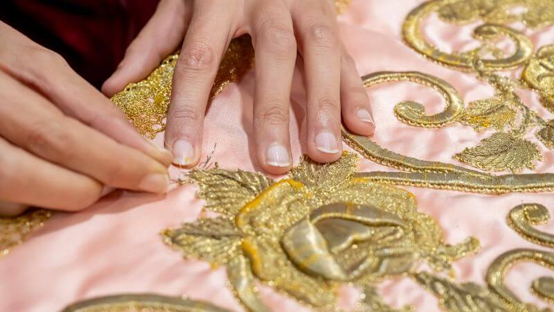 restauradas las vestiduras de la Virgen